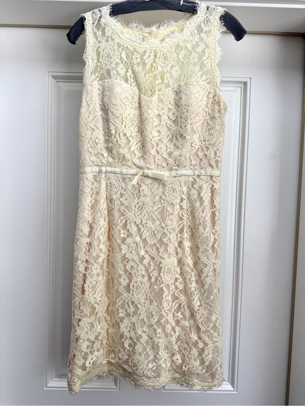 McGinn Cream Lace Bow Back Sheath Dress Size 6 - Picture 4 of 10